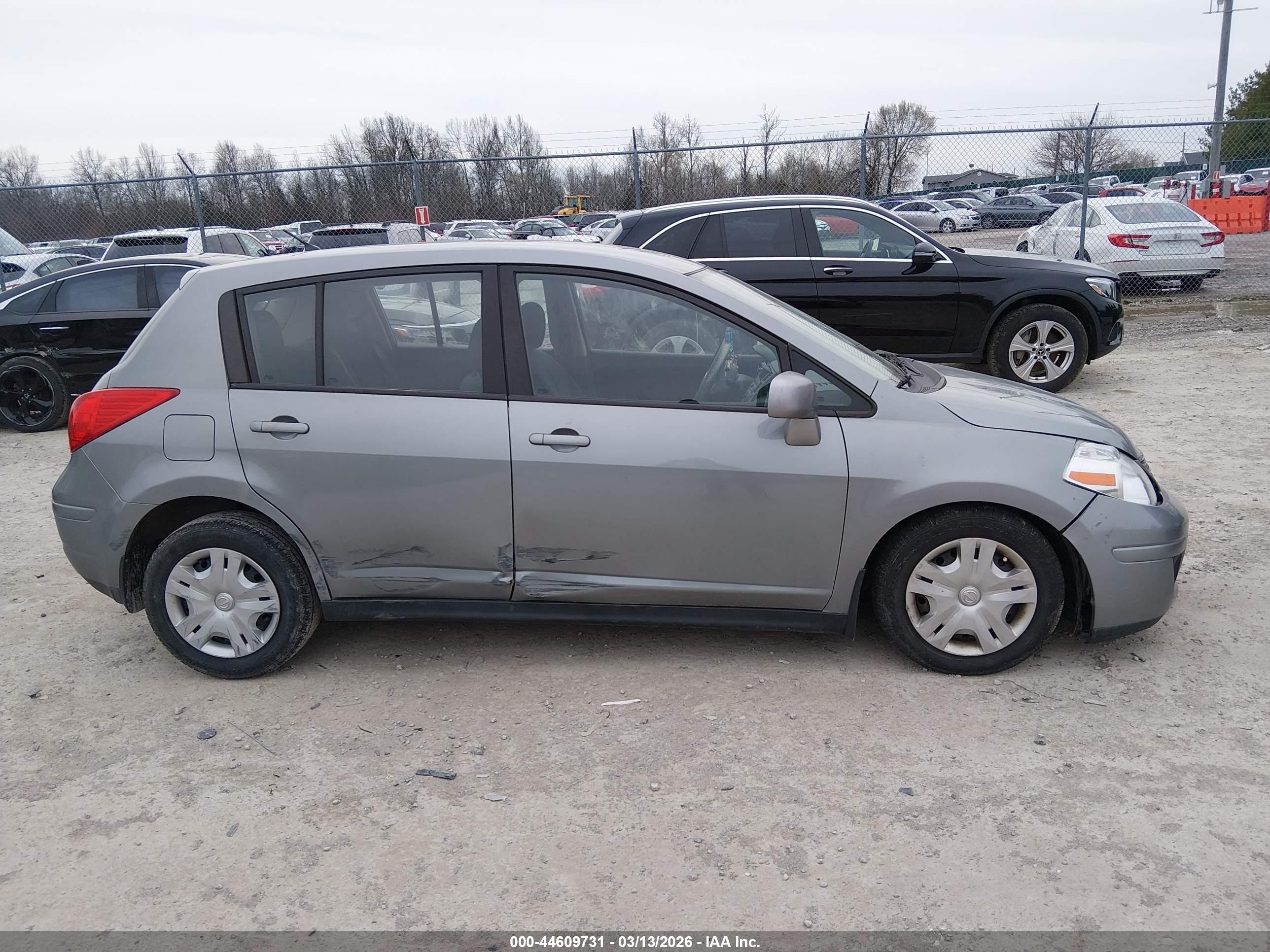 2011 Nissan Versa 1.8s Silver vin: 3N1BC1CPXBL394419