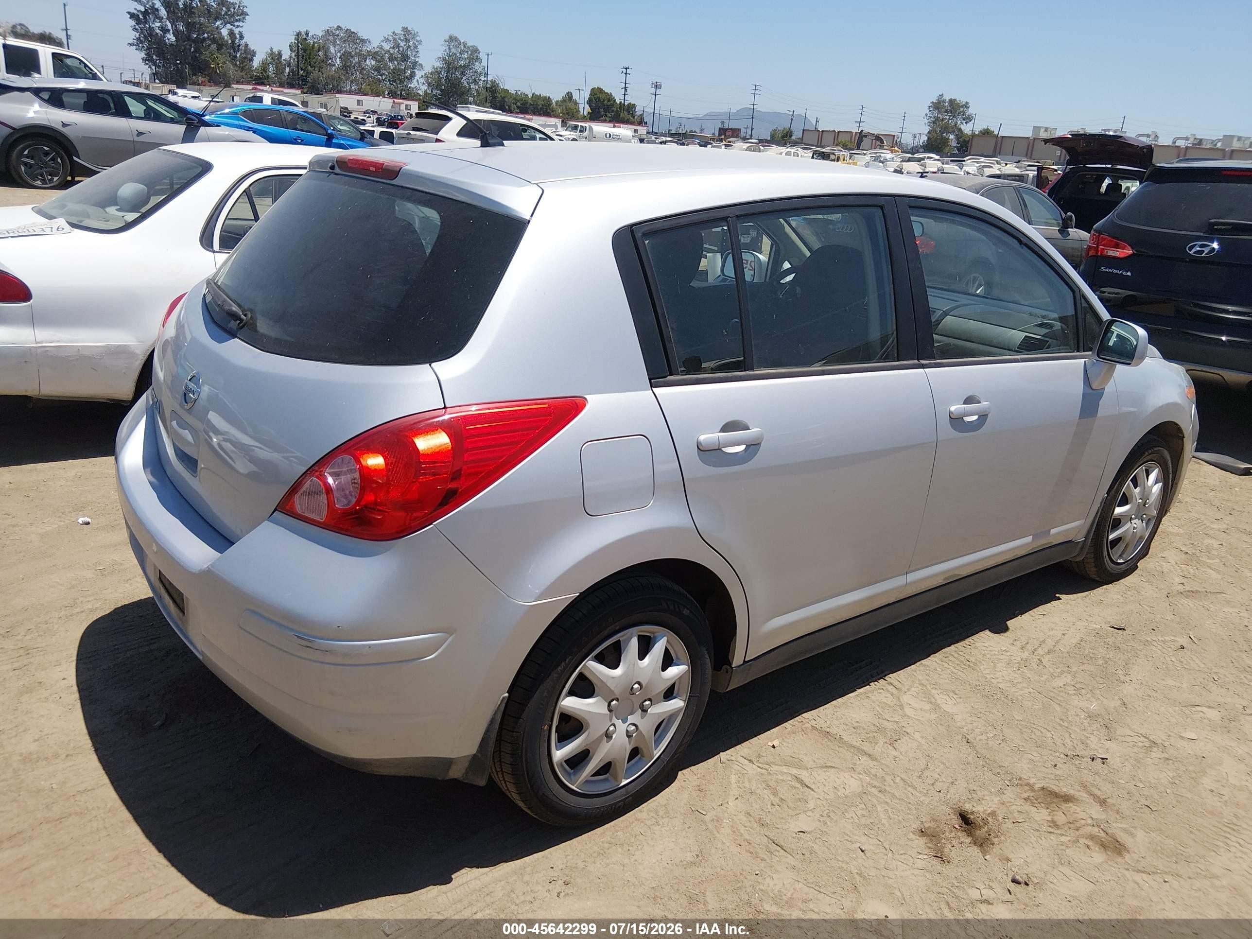 2011 Nissan Versa 1.8s Silver vin: 3N1BC1CPXBL425412