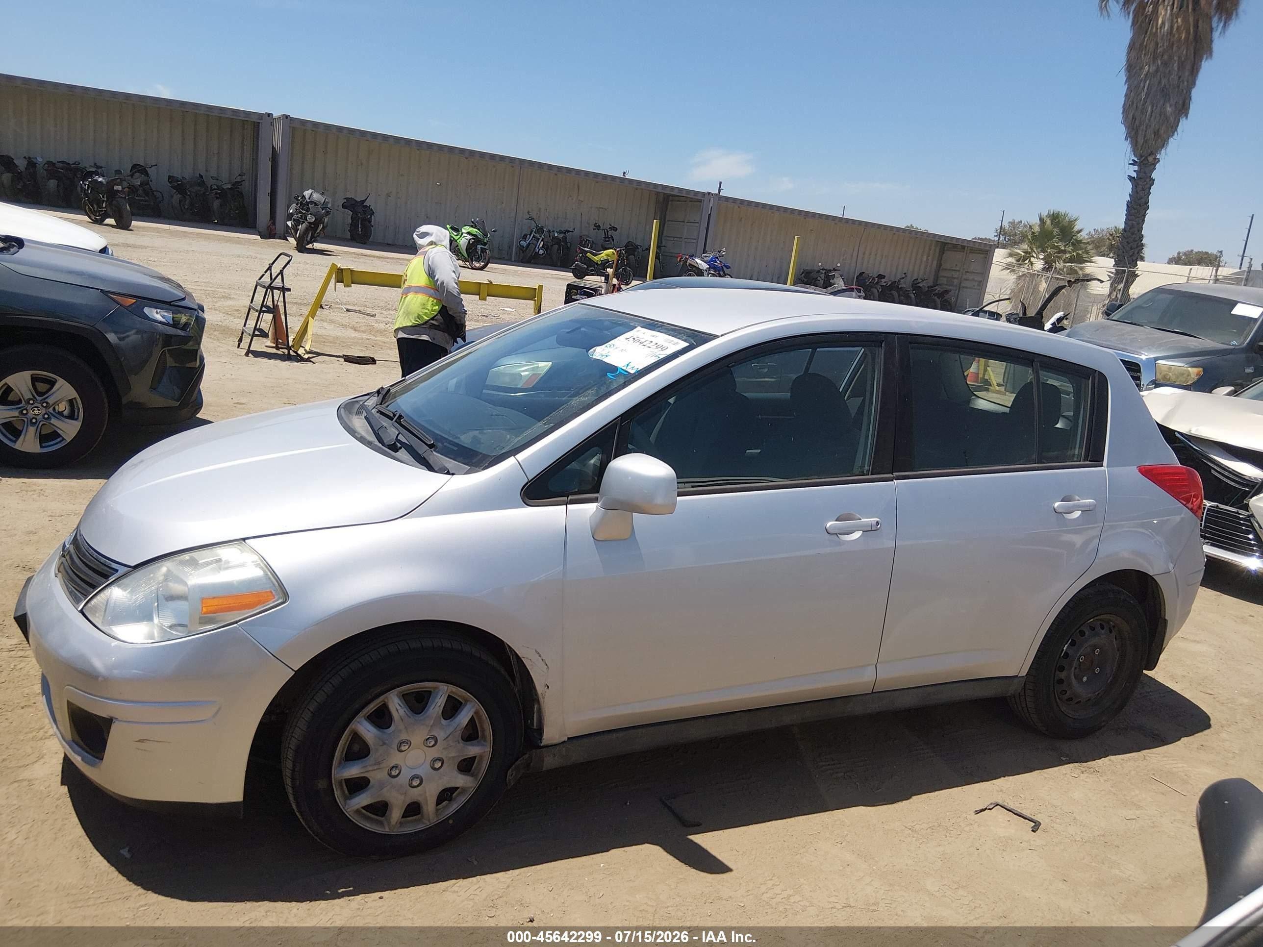 2011 Nissan Versa 1.8s Silver vin: 3N1BC1CPXBL425412