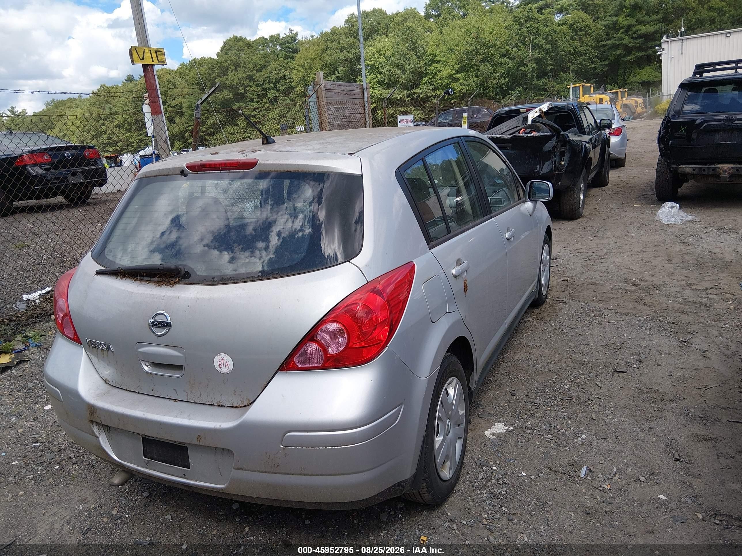 2011 Nissan Versa 1.8s Silver vin: 3N1BC1CPXBL507723