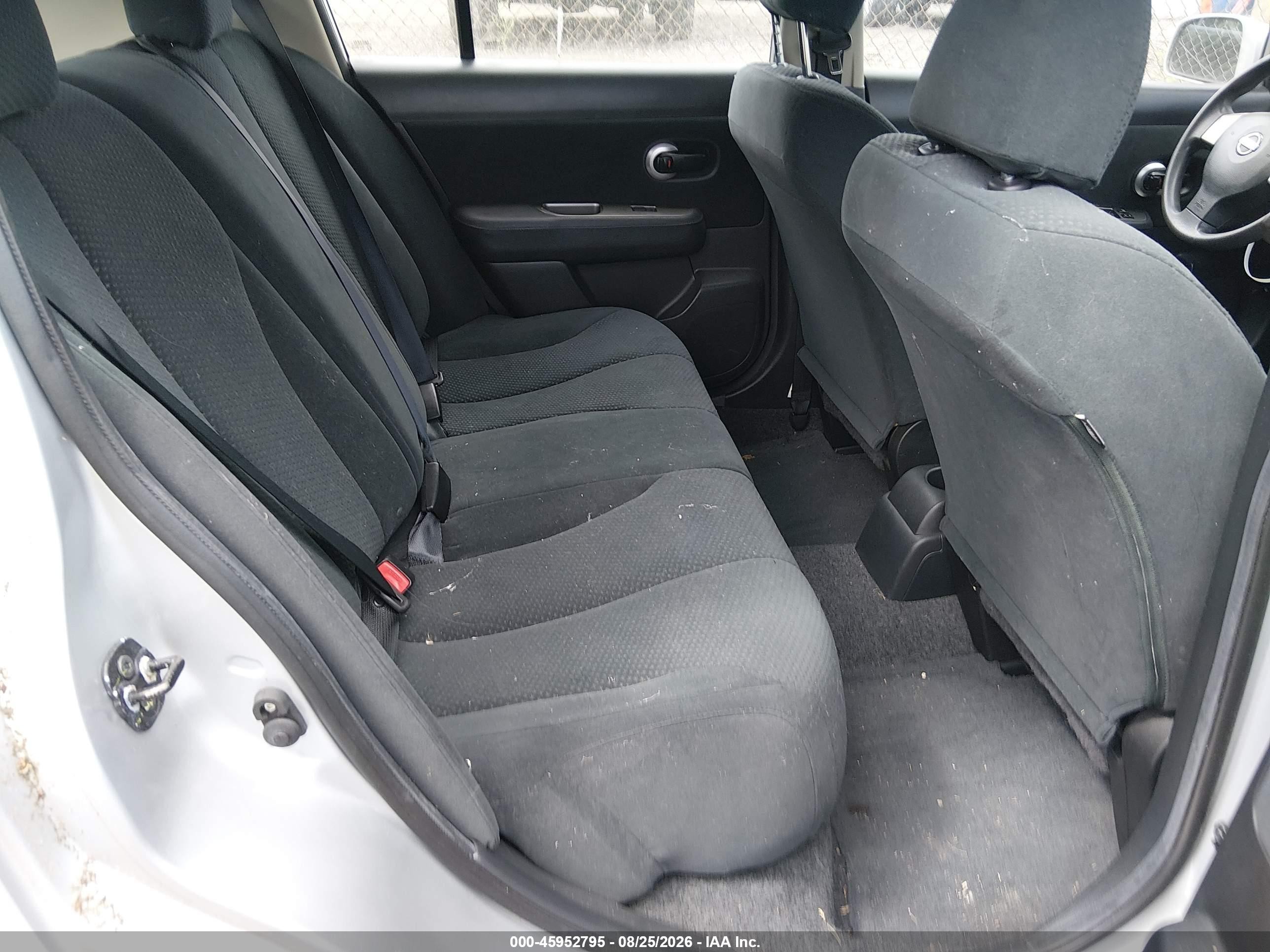 2011 Nissan Versa 1.8s Silver vin: 3N1BC1CPXBL507723