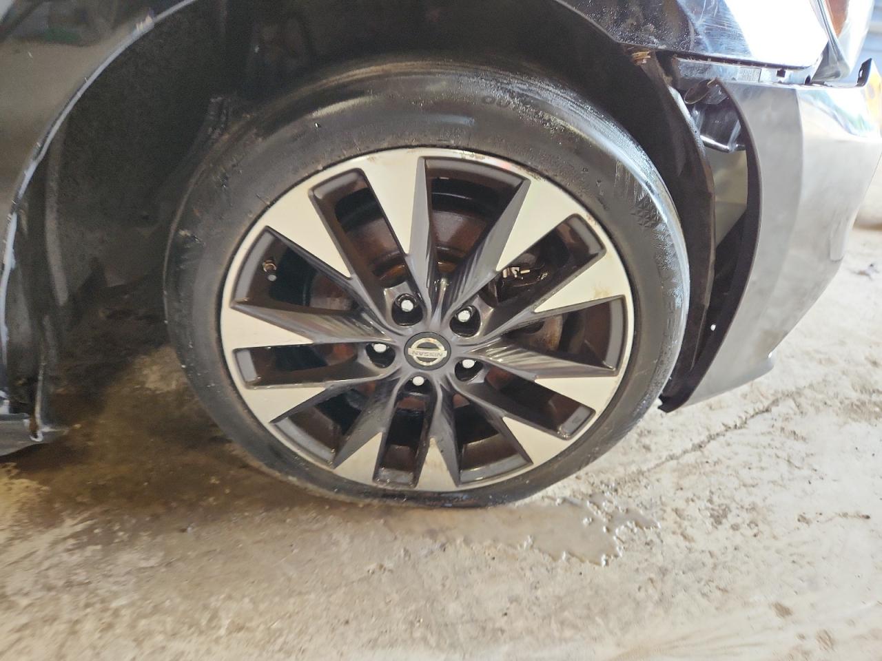2017 Nissan Sentra Sr Turbo Black vin: 3N1CB7AP4HY238482 Damage: Right Front Tire, Worn, Replacement Required