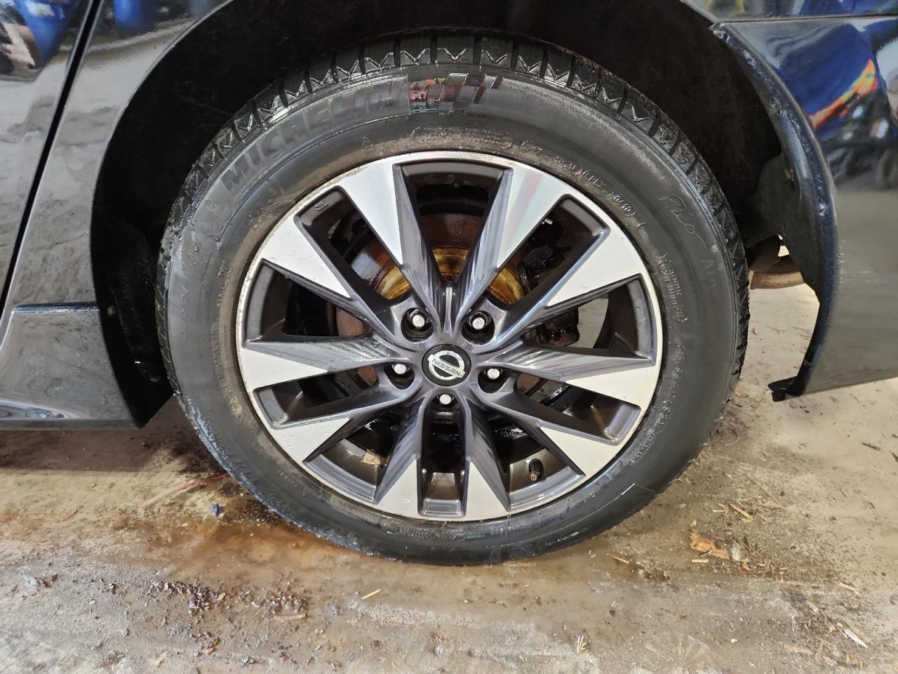 2017 Nissan Sentra Sr Turbo Black vin: 3N1CB7AP4HY238482 Damage: Left Rear Wheel, Curb Rash, > 12 Inches
