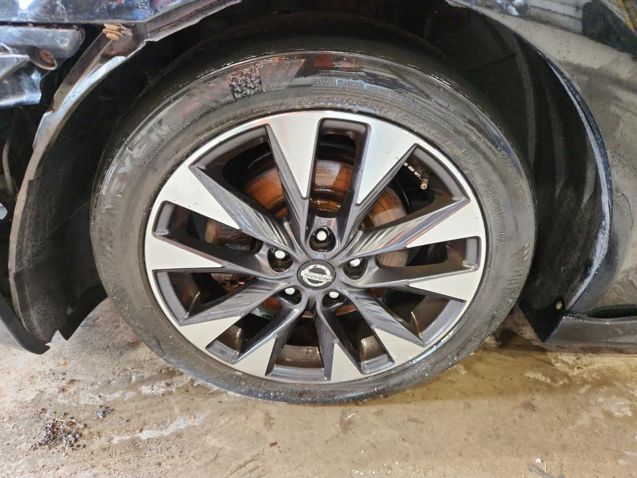 2017 Nissan Sentra Sr Turbo Black vin: 3N1CB7AP4HY238482 Damage: Left Front Wheel, Curb Rash, 2 To 3 Inches