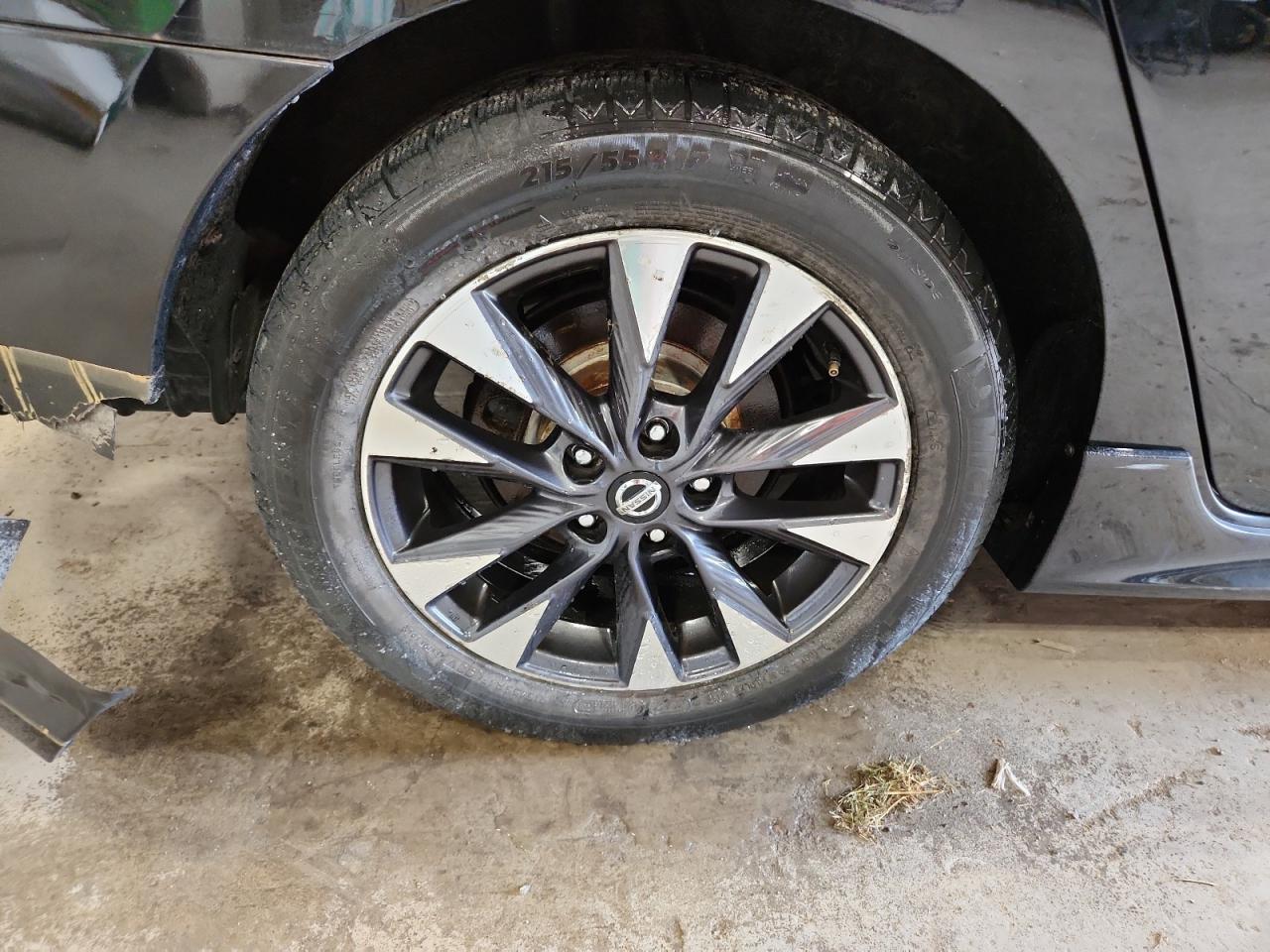 2017 Nissan Sentra Sr Turbo Black vin: 3N1CB7AP4HY238482 Damage: Right Rear Wheel, Curb Rash, 6 To 7 Inches