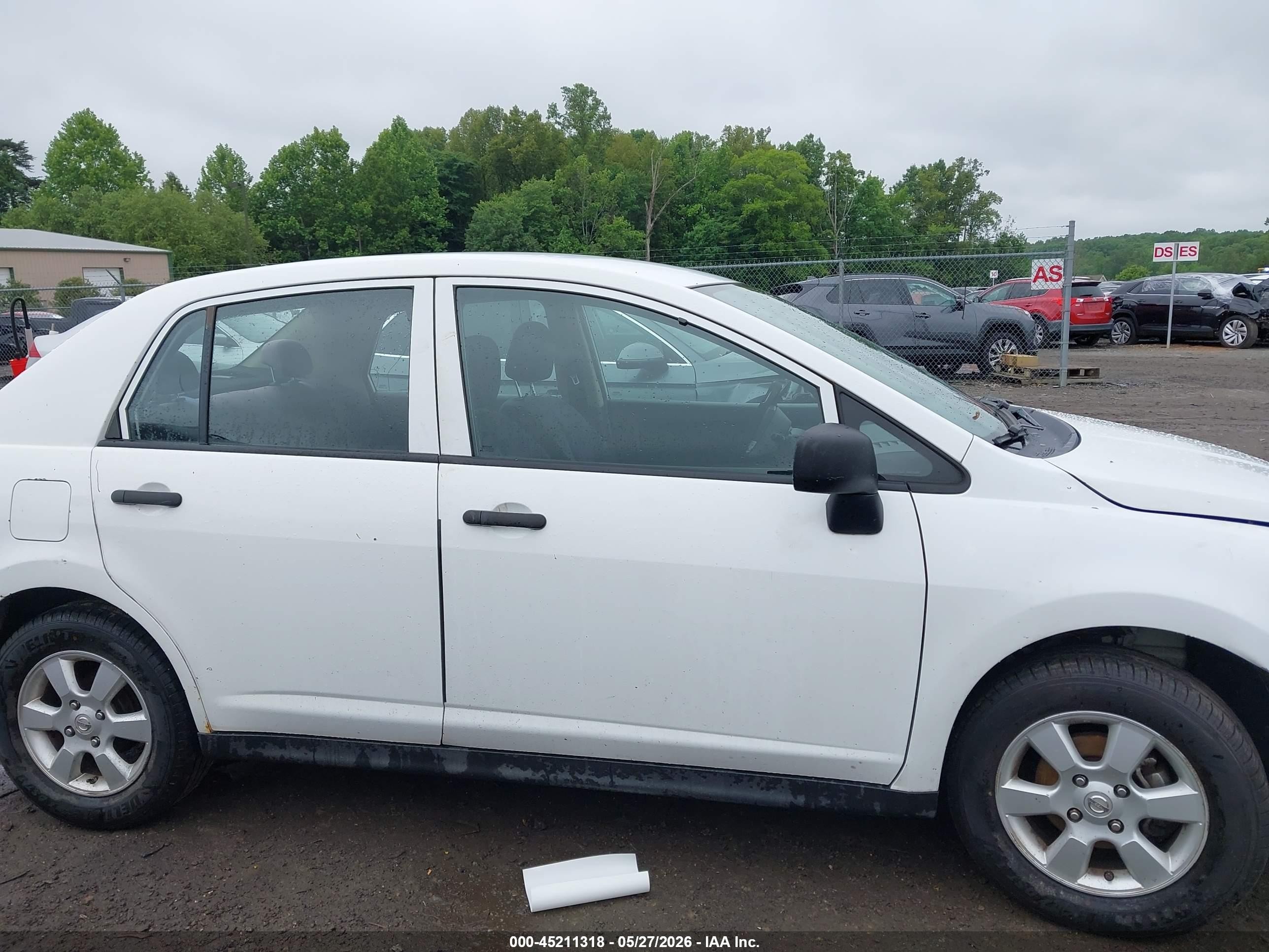 2009 Nissan Versa 1.6 Base White vin: 3N1CC11E59L458401