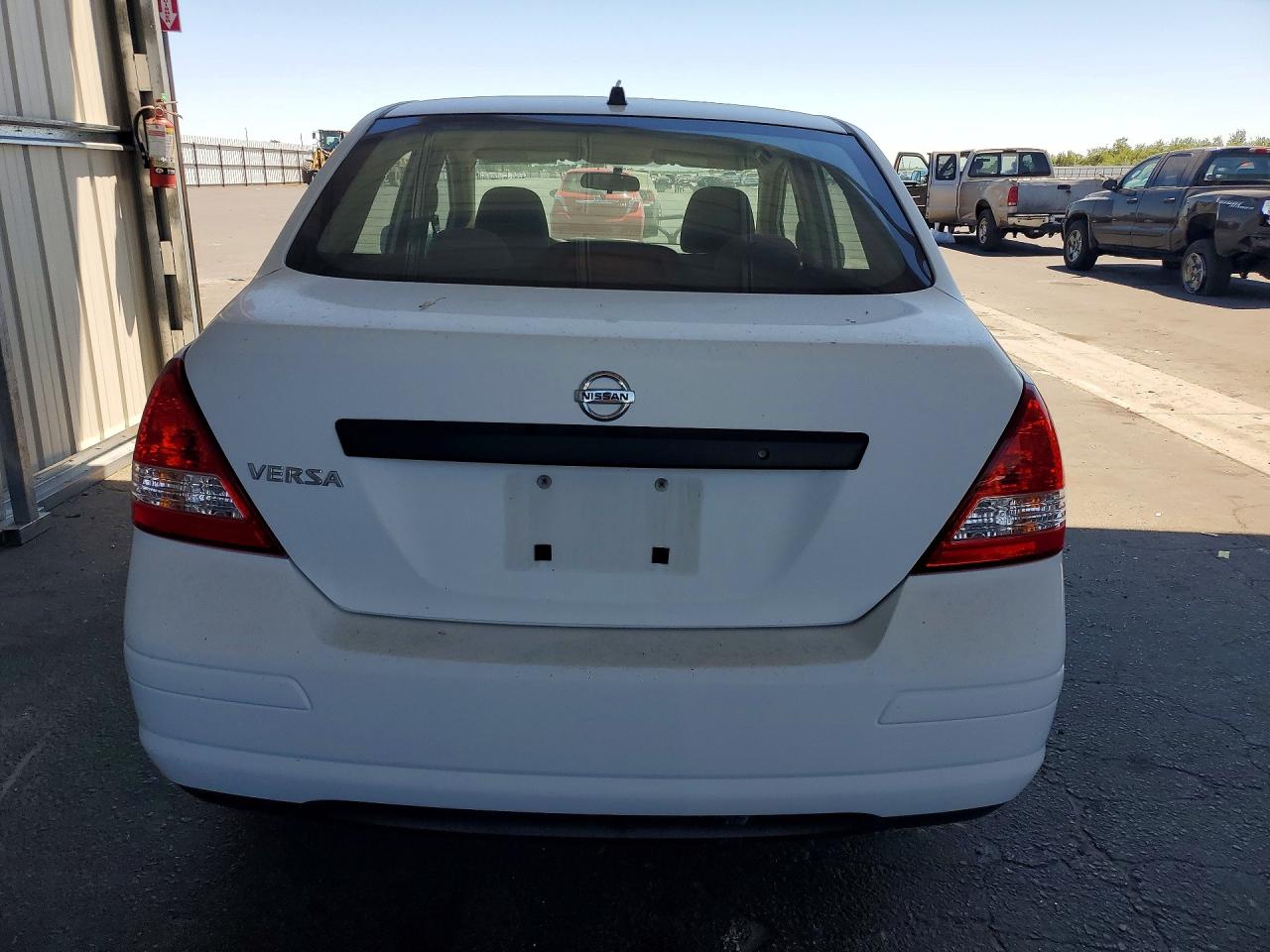 2009 Nissan Versa 1.6 Base White vin: 3N1CC11E99L436627