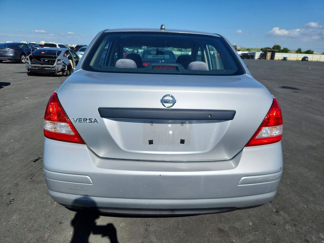 2010 Nissan Versa 1.6 Base Silver vin: 3N1CC1AP3AL402513