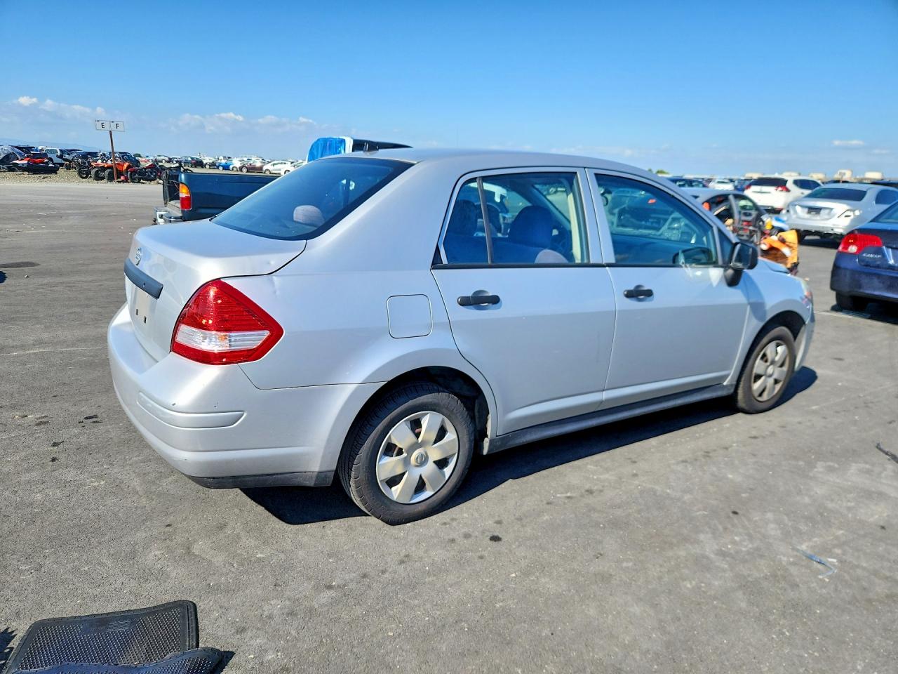 2010 Nissan Versa 1.6 Base Silver vin: 3N1CC1AP3AL402513