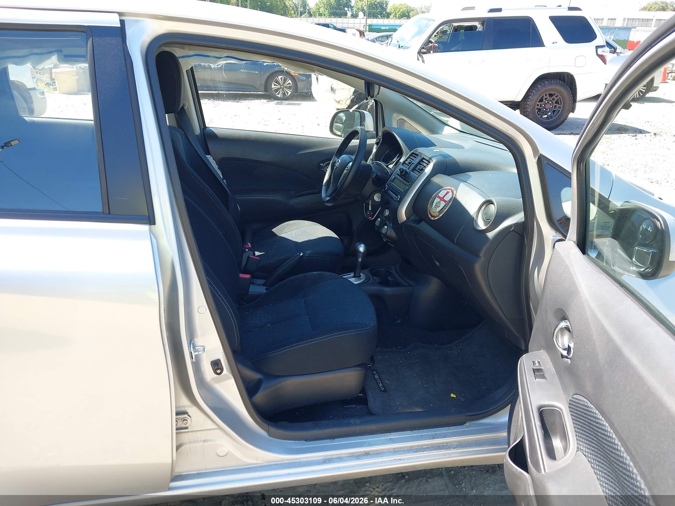 2014 Nissan Versa Note Sv Серебряный vin: 3N1CE2CP2EL383701