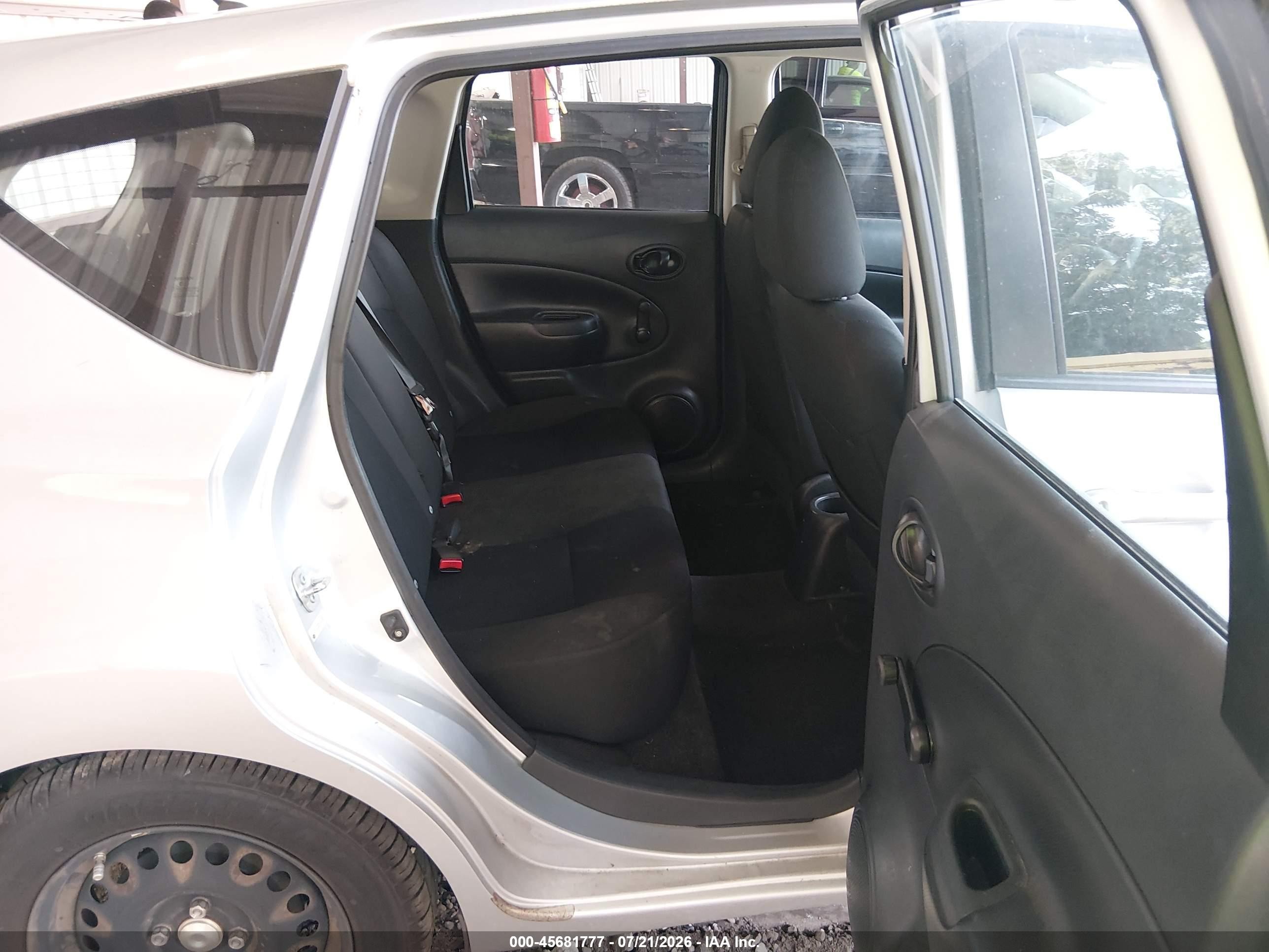 2015 Nissan Versa Note S Plus Silver vin: 3N1CE2CP9FL400852