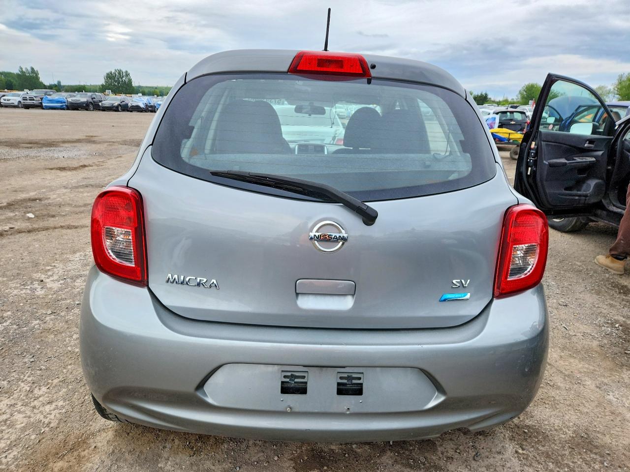 2015 Nissan Micra Silver vin: 3N1CK3CP7FL268821