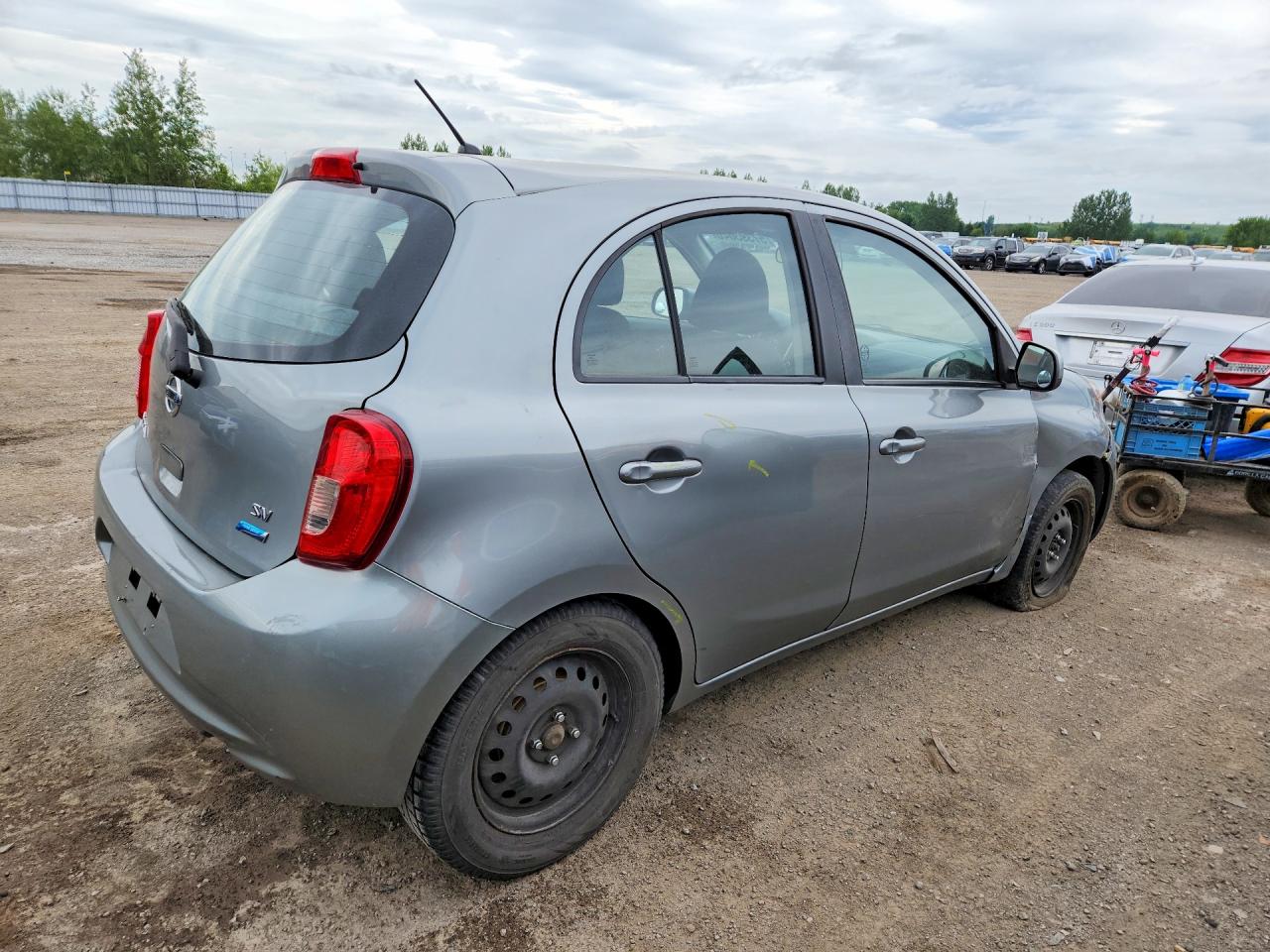 2015 Nissan Micra Silver vin: 3N1CK3CP7FL268821
