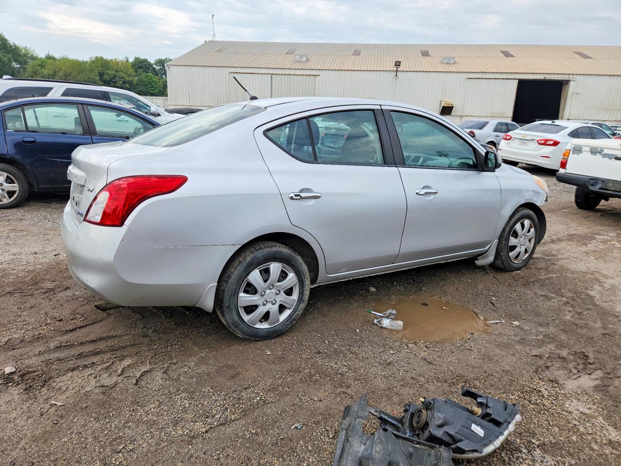 2012 Nissan Versa 1.6 S Серебряный vin: 3N1CN7AP0CL862387