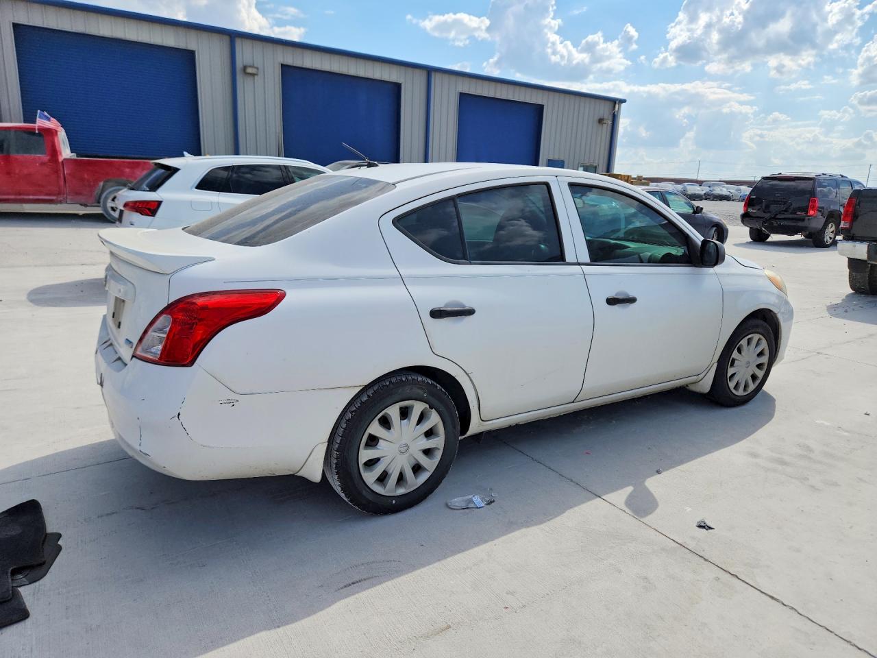 2013 Nissan Versa 1.6 S Белый vin: 3N1CN7AP0DL855828