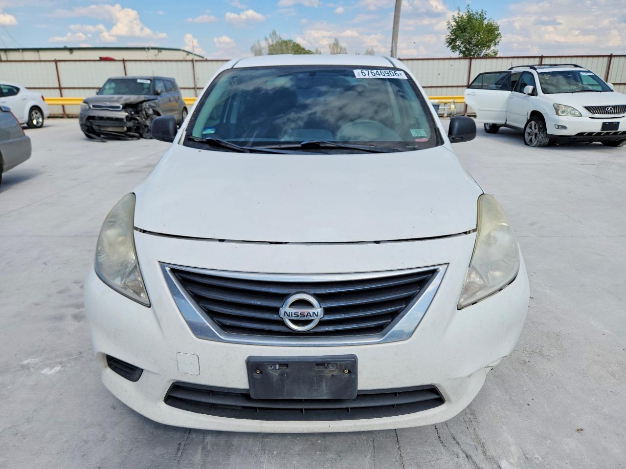 2013 Nissan Versa 1.6 S Белый vin: 3N1CN7AP0DL855828