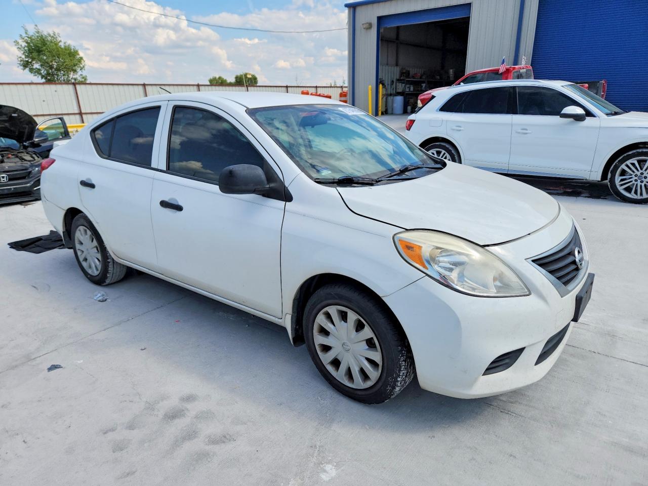 2013 Nissan Versa 1.6 S Белый vin: 3N1CN7AP0DL855828