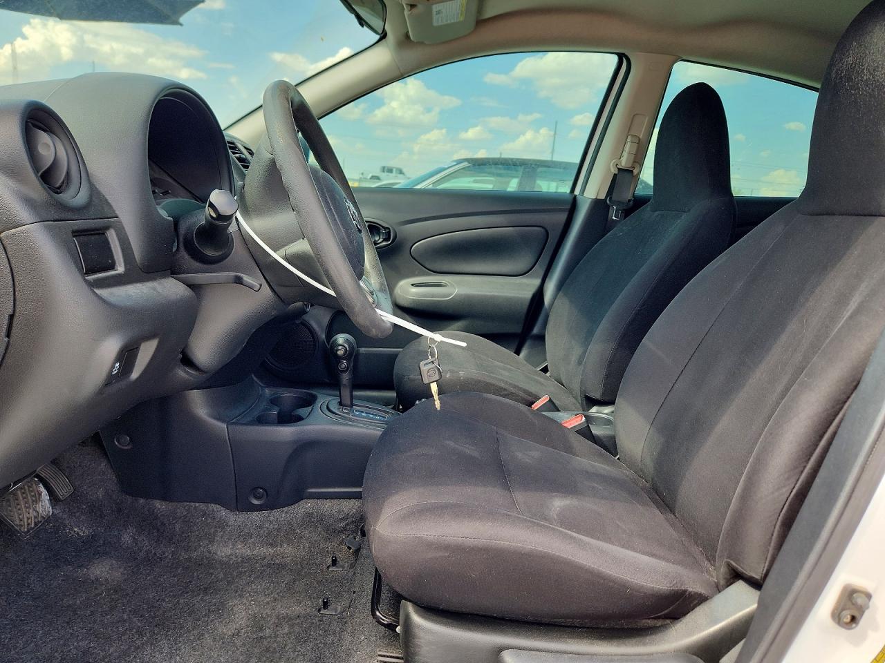 2013 Nissan Versa 1.6 S Белый vin: 3N1CN7AP0DL855828