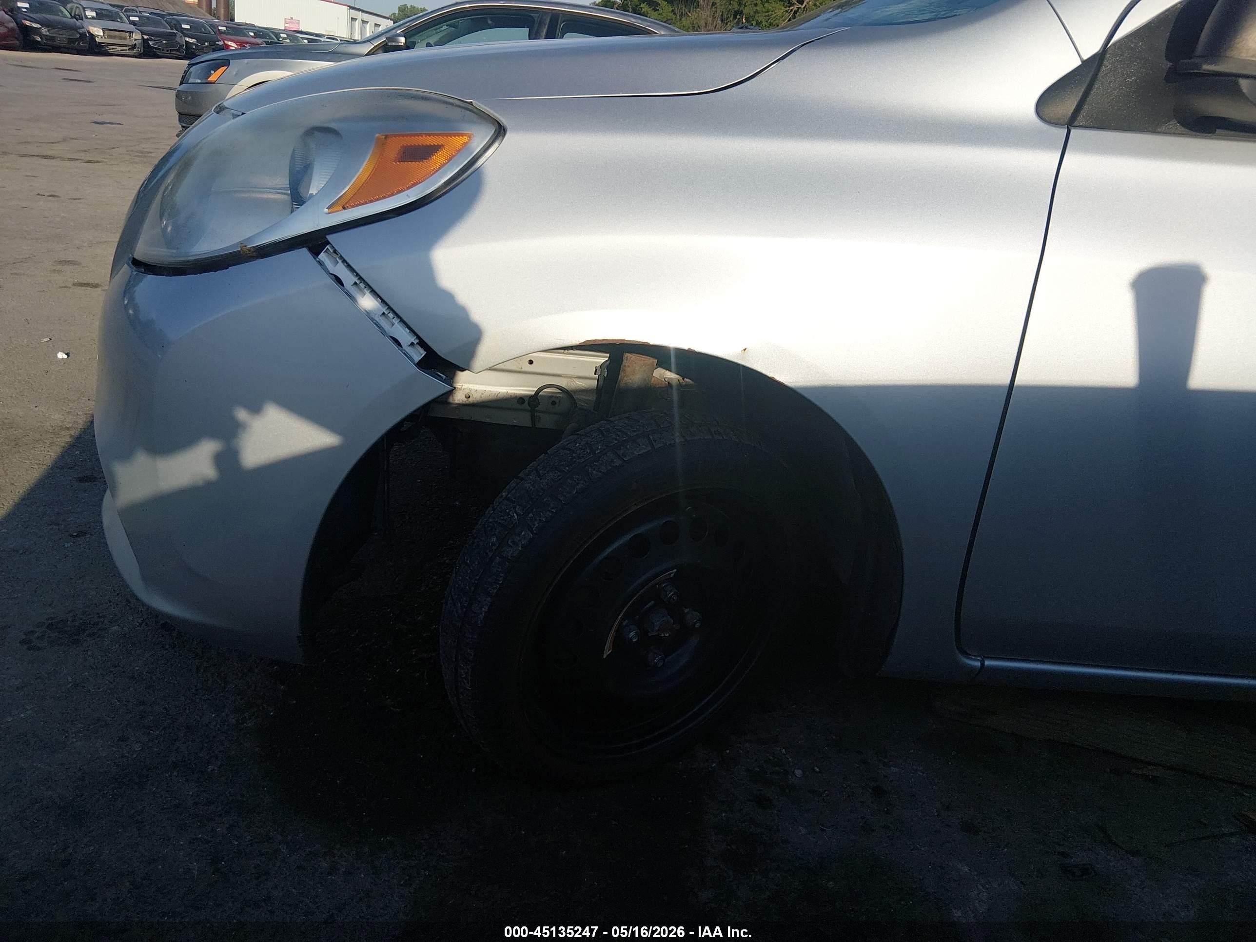 2013 Nissan Versa 1.6 S Silver vin: 3N1CN7AP0DL882897