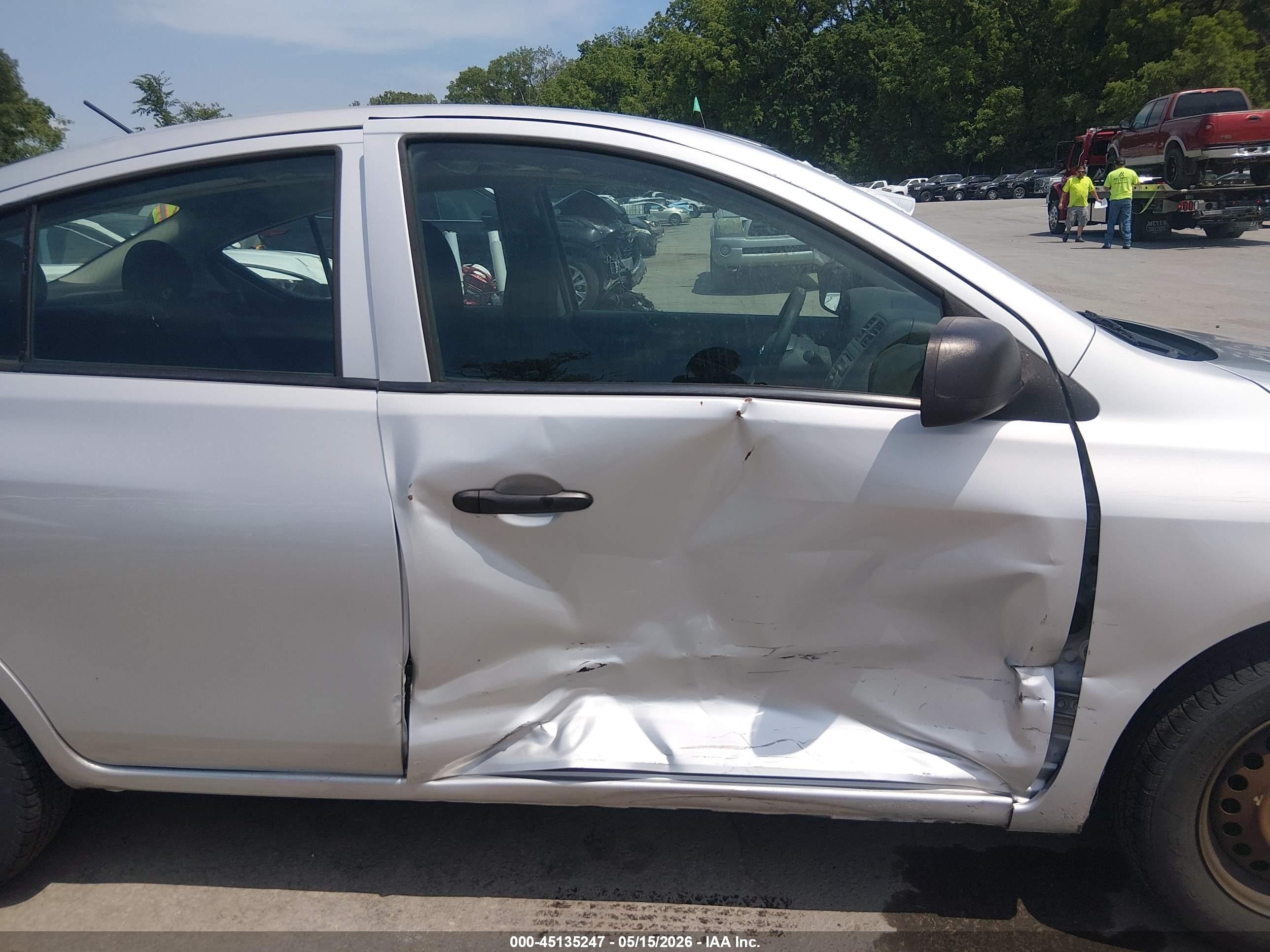 2013 Nissan Versa 1.6 S Silver vin: 3N1CN7AP0DL882897