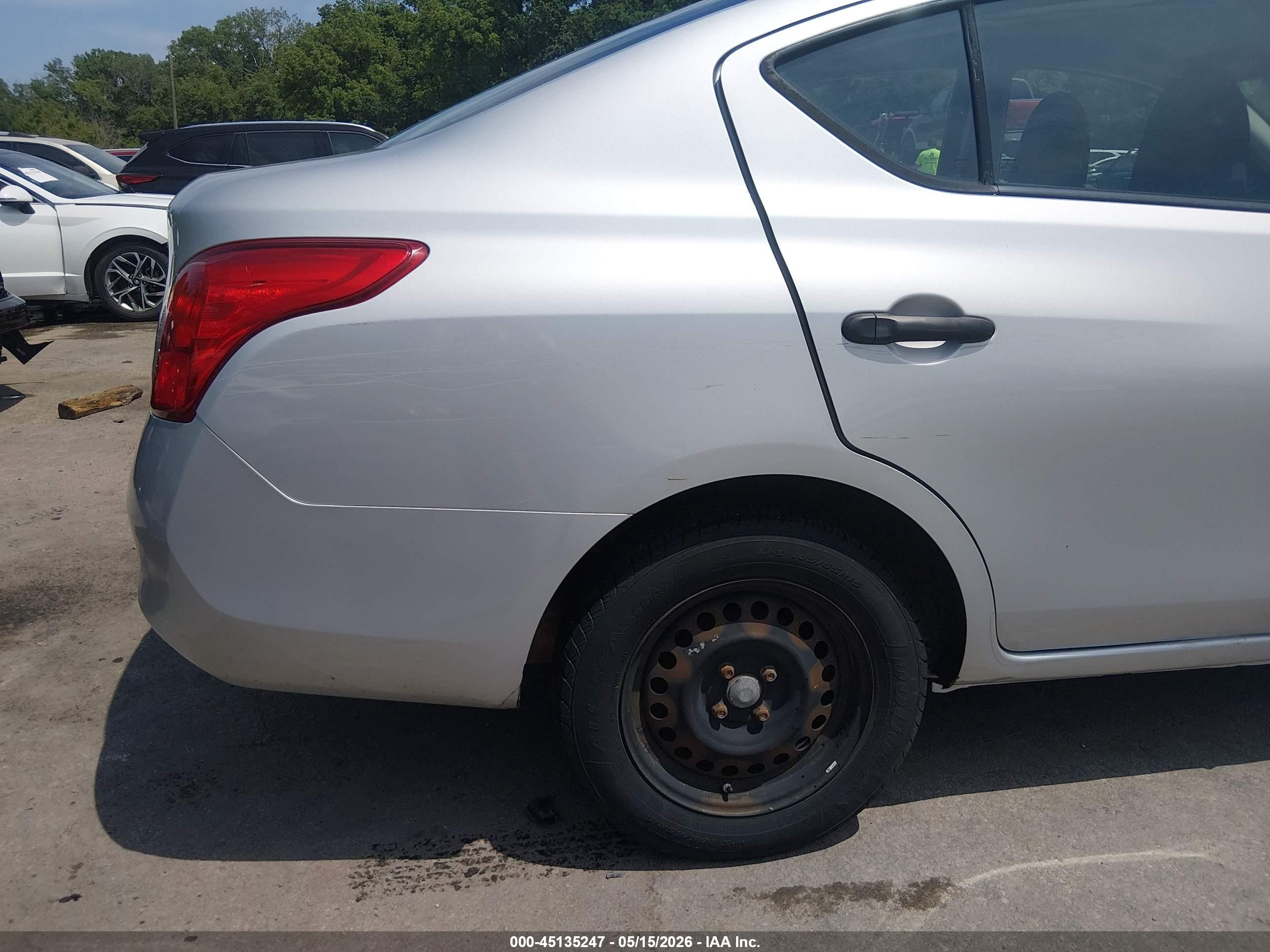 2013 Nissan Versa 1.6 S Silver vin: 3N1CN7AP0DL882897