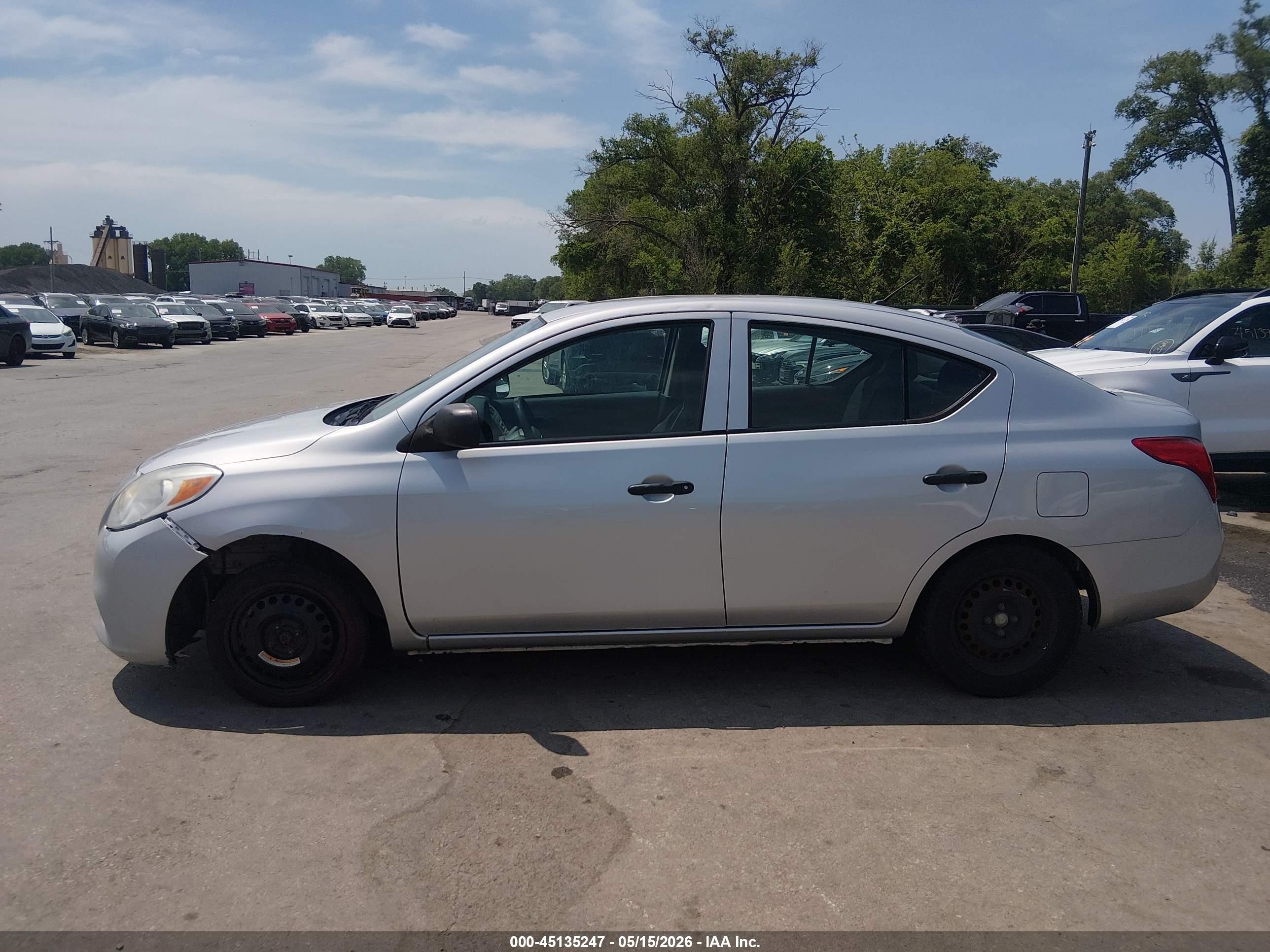 2013 Nissan Versa 1.6 S Silver vin: 3N1CN7AP0DL882897