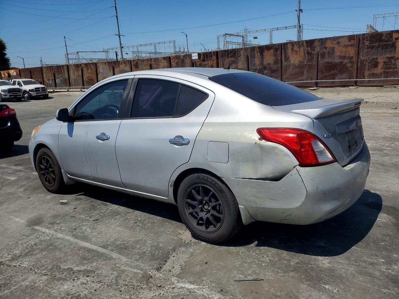2014 Nissan Versa 1.6 S Silver vin: 3N1CN7AP0EL802919