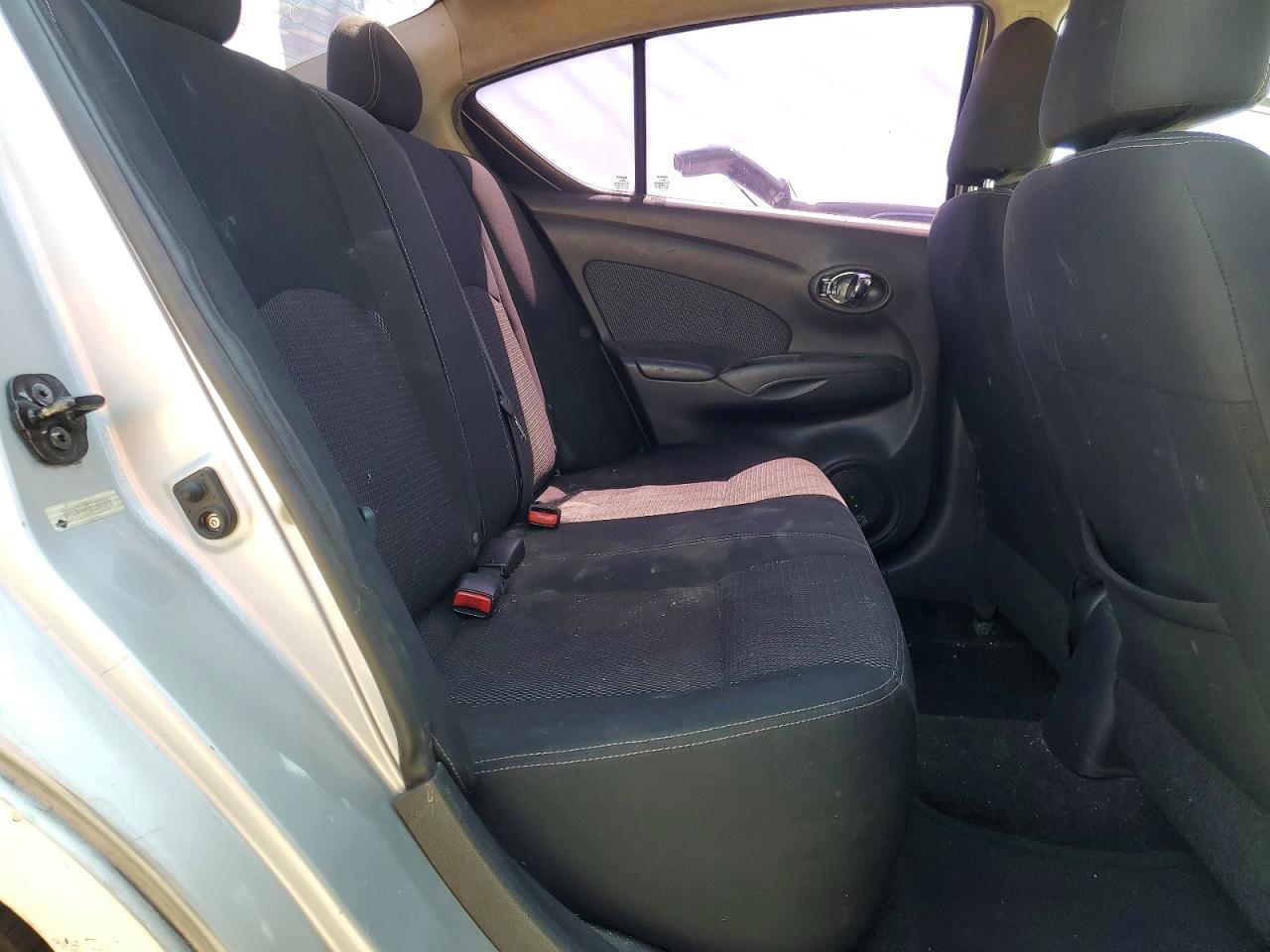 2014 Nissan Versa 1.6 S Silver vin: 3N1CN7AP0EL802919