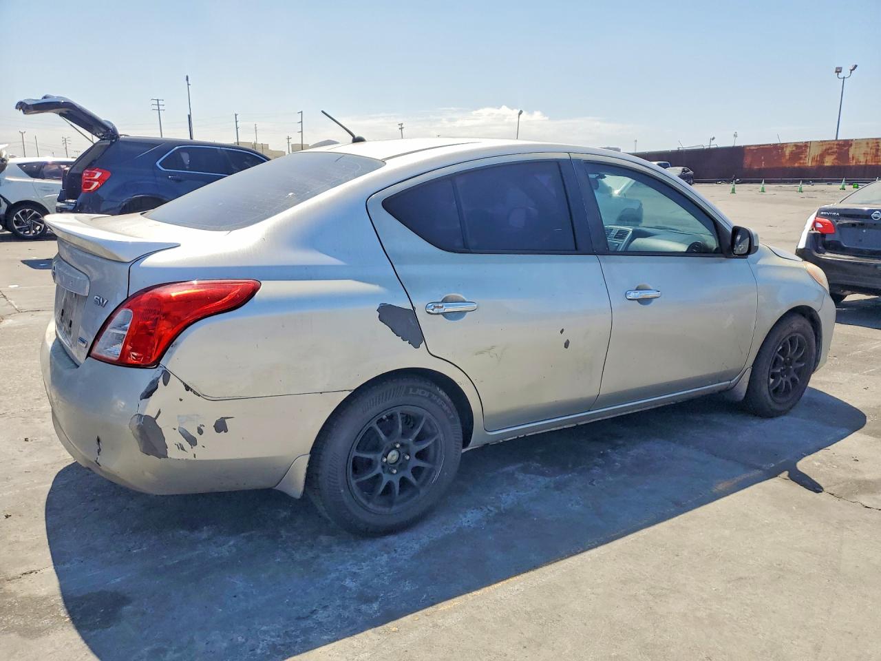 2014 Nissan Versa 1.6 S Silver vin: 3N1CN7AP0EL802919