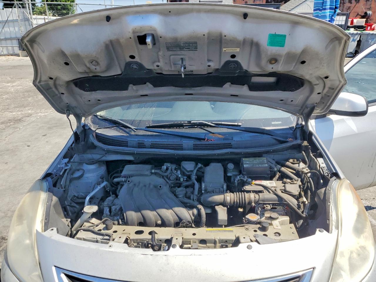 2014 Nissan Versa 1.6 S Silver vin: 3N1CN7AP0EL802919