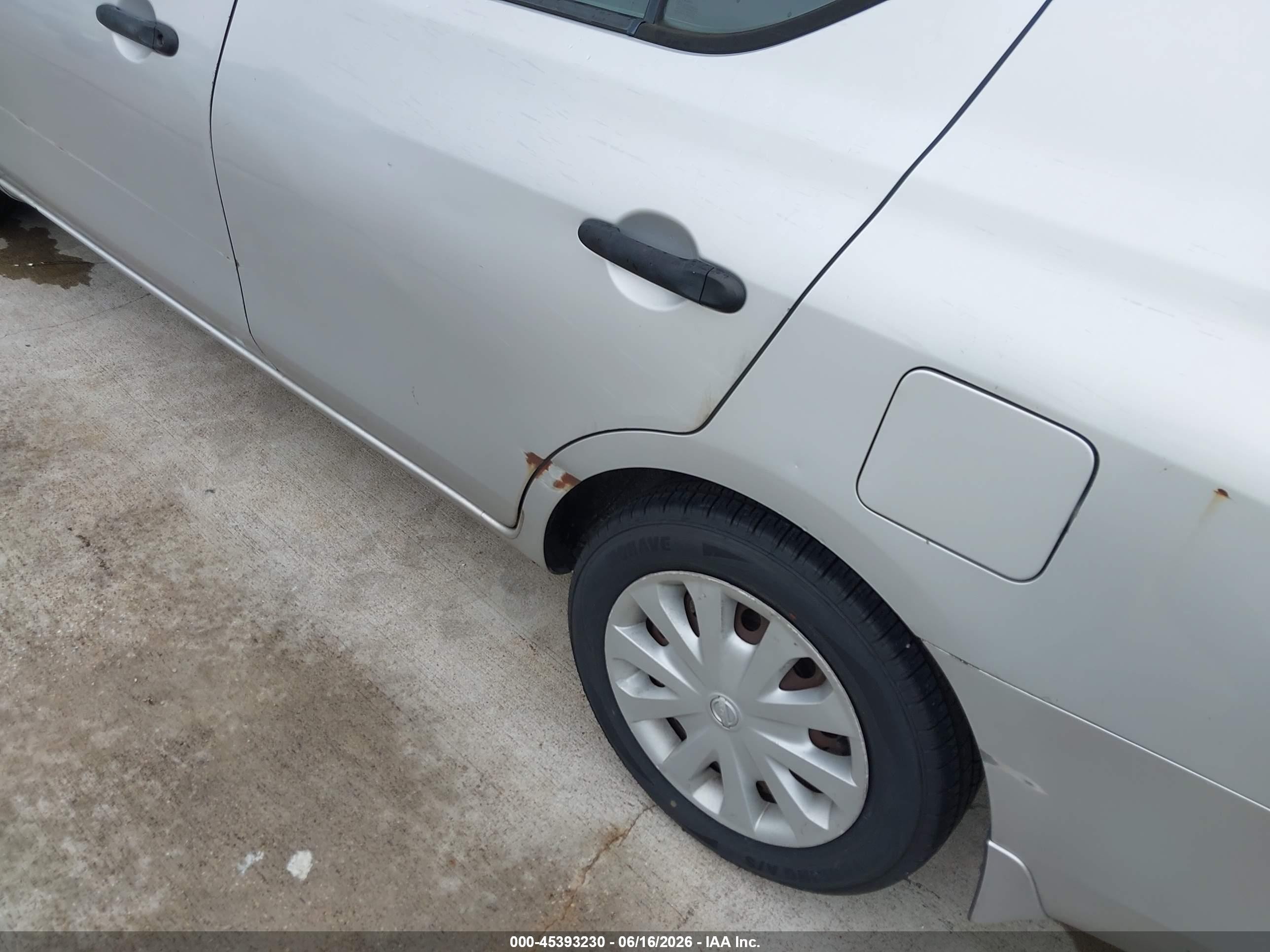 2014 Nissan Versa 1.6 S+ Silver vin: 3N1CN7AP0EL833331