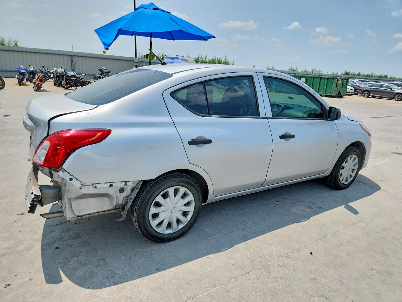 2015 Nissan Versa 1.6 S Silver vin: 3N1CN7AP0FL827403