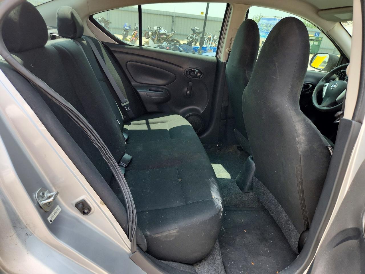 2015 Nissan Versa 1.6 S Silver vin: 3N1CN7AP0FL827403