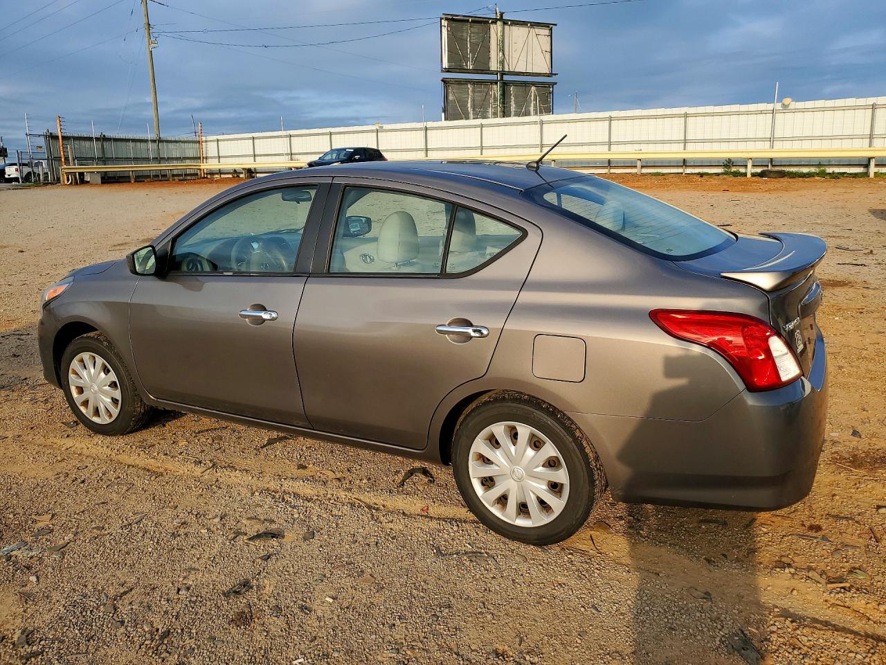 2015 Nissan Versa 1.6 Sv Серый vin: 3N1CN7AP0FL828759