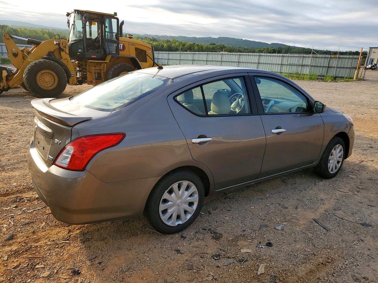 2015 Nissan Versa 1.6 Sv Серый vin: 3N1CN7AP0FL828759