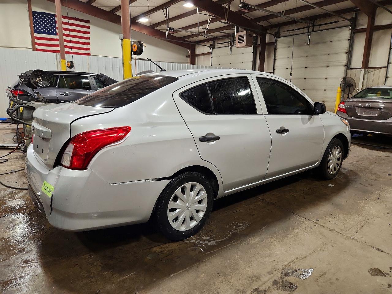 2015 Nissan Versa 1.6 S Серебряный vin: 3N1CN7AP0FL836120