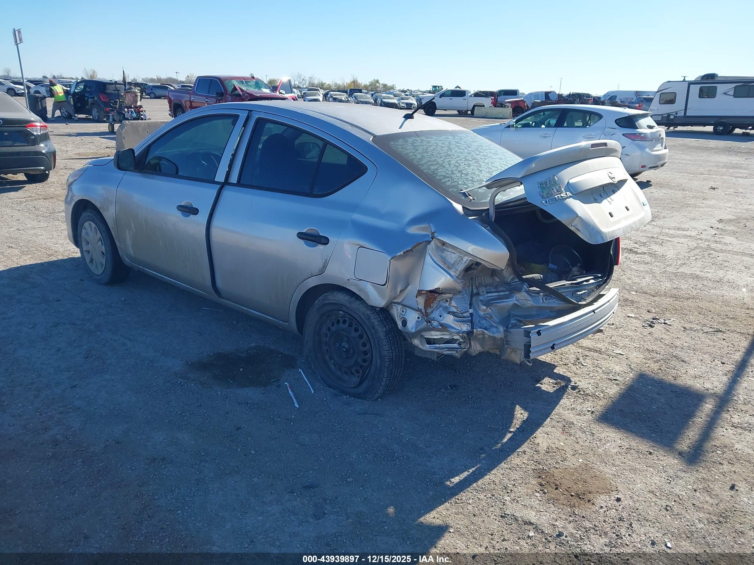 2015 Nissan Versa 1.6 S+ Silver vin: 3N1CN7AP0FL881753