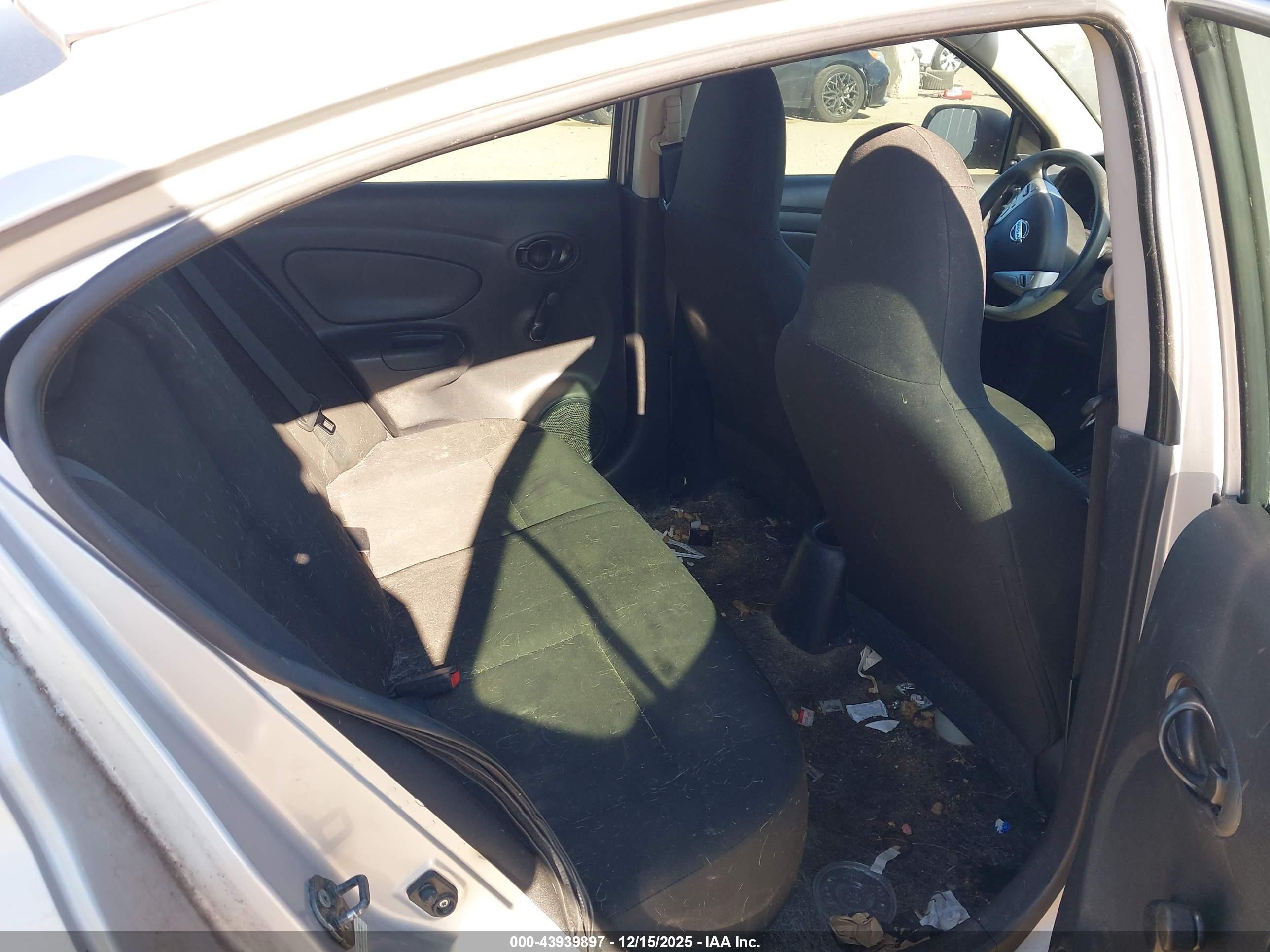2015 Nissan Versa 1.6 S+ Silver vin: 3N1CN7AP0FL881753