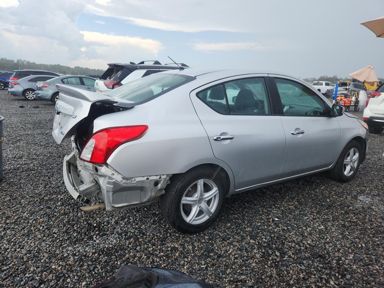 2015 Nissan Versa 1.6 Sv Silver vin: 3N1CN7AP0FL888296