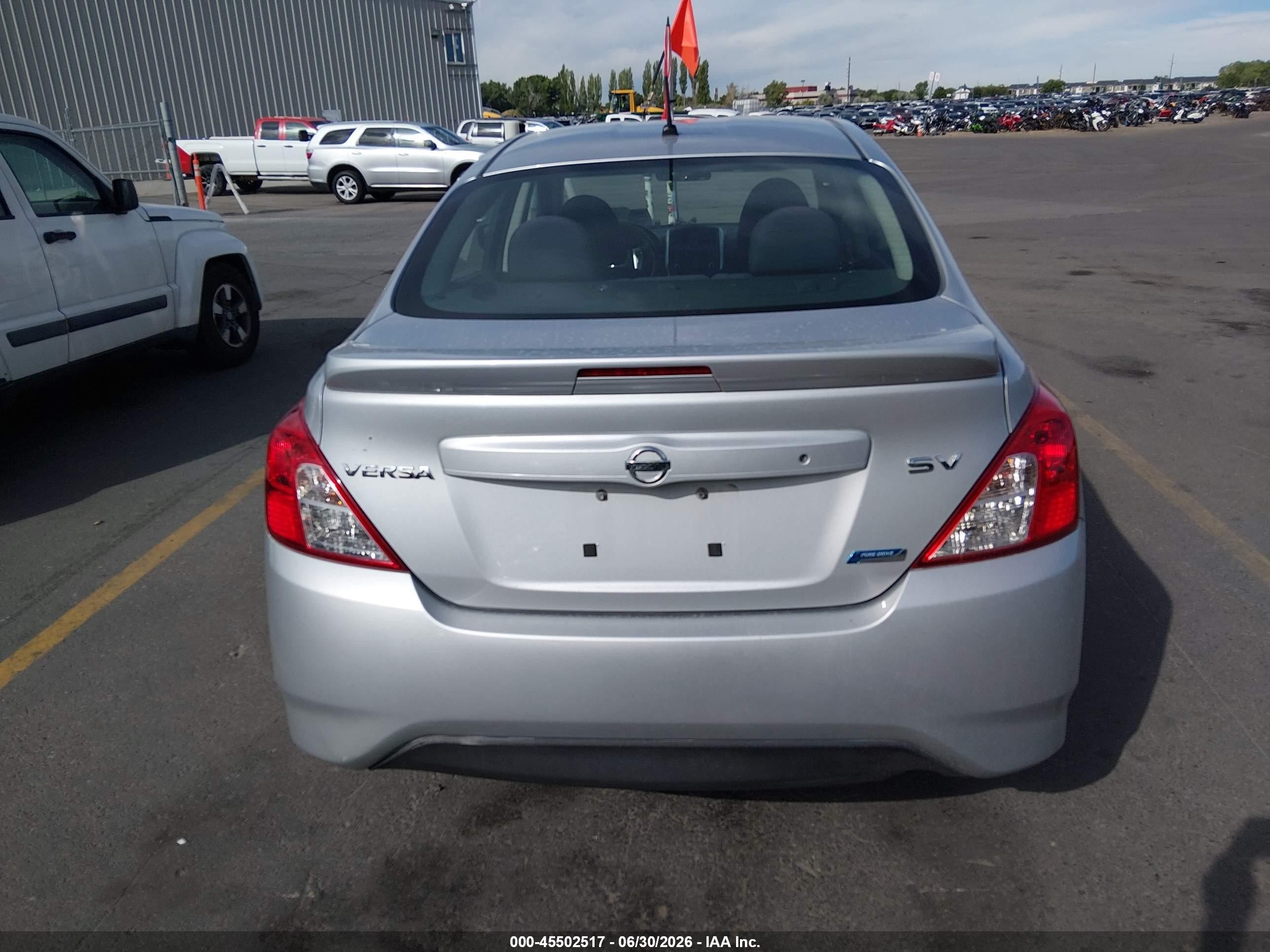 2015 Nissan Versa 1.6 Sv Серебряный vin: 3N1CN7AP0FL940980