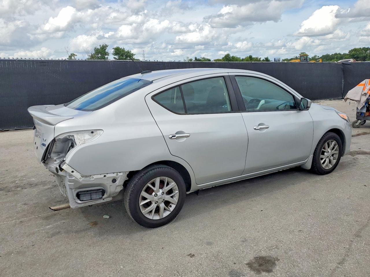 2018 Nissan Versa Sv Silver vin: 3N1CN7AP0JL842993