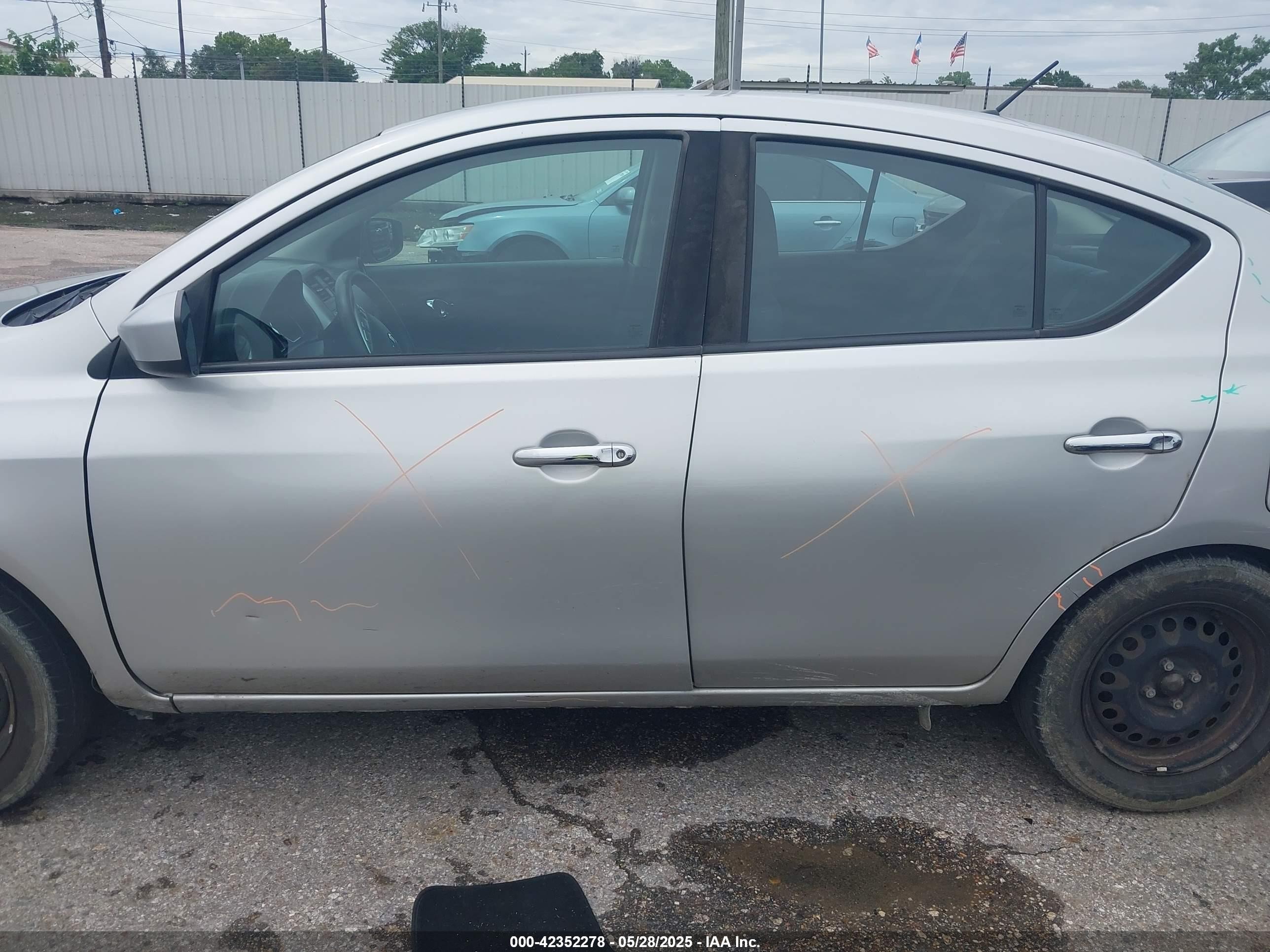 2019 Nissan Versa 1.6 Sv Silver vin: 3N1CN7AP0KL852246