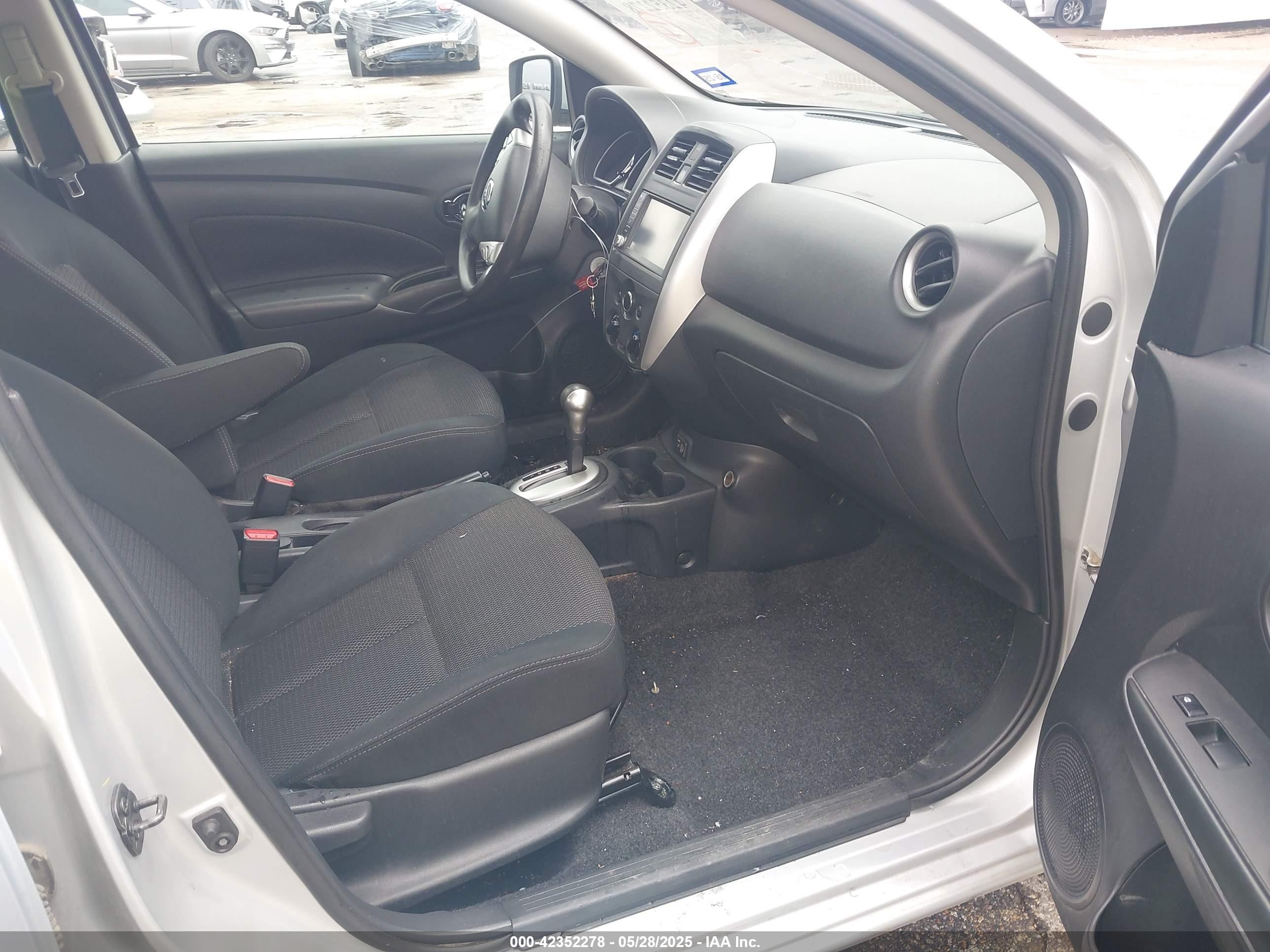 2019 Nissan Versa 1.6 Sv Silver vin: 3N1CN7AP0KL852246