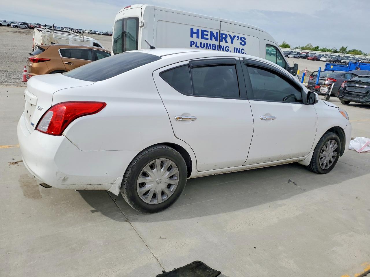 2012 Nissan Versa 1.6 S Белый vin: 3N1CN7AP1CL857778