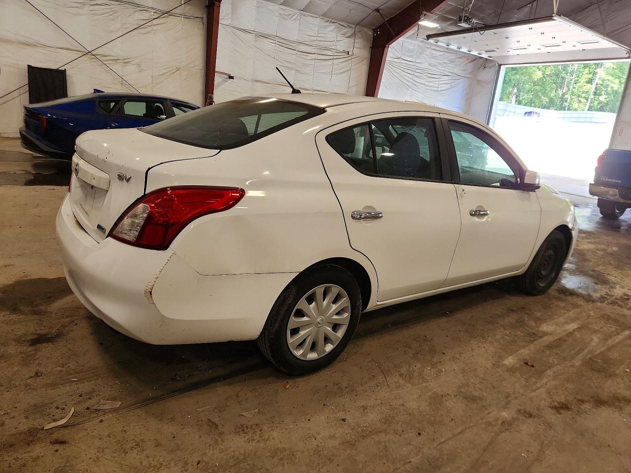 2012 Nissan Versa 1.6 S Белый vin: 3N1CN7AP1CL927084