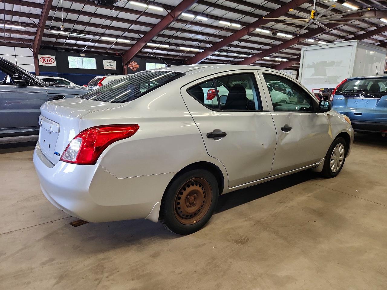 2013 Nissan Versa 1.6 S Silver vin: 3N1CN7AP1DL842991