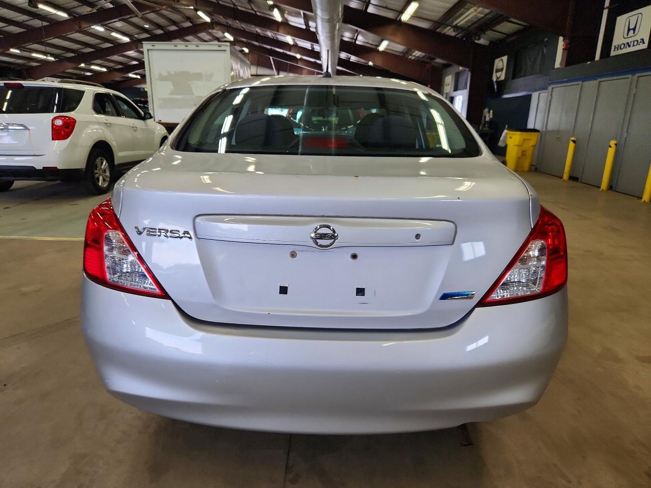 2013 Nissan Versa 1.6 S Silver vin: 3N1CN7AP1DL842991