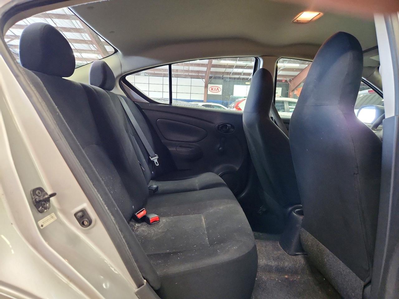 2013 Nissan Versa 1.6 S Silver vin: 3N1CN7AP1DL842991