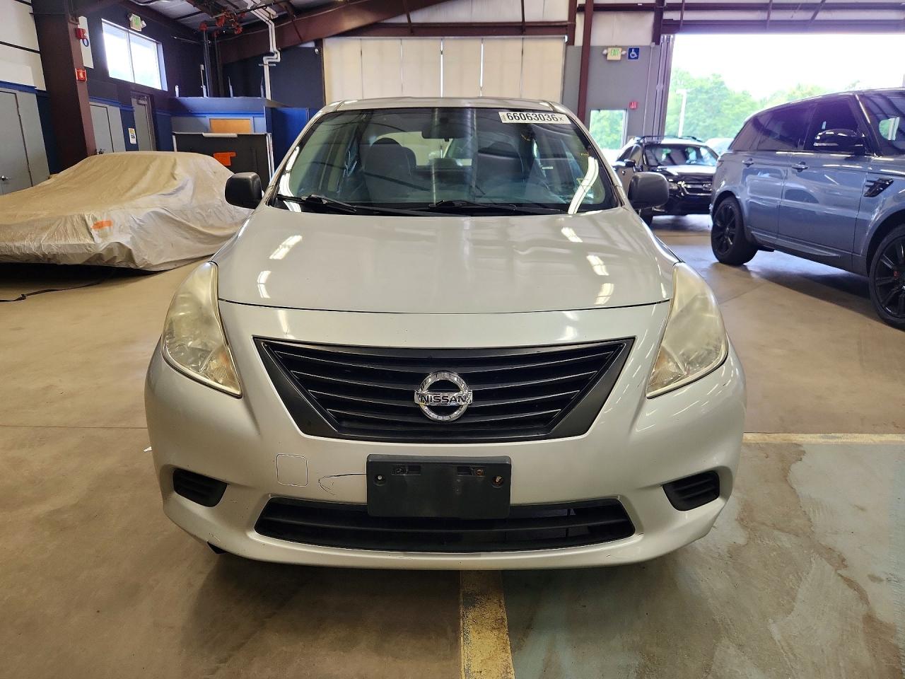 2013 Nissan Versa 1.6 S Silver vin: 3N1CN7AP1DL842991