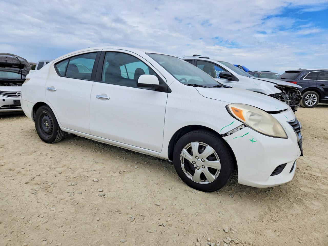 2013 Nissan Versa 1.6 S White vin: 3N1CN7AP1DL861332